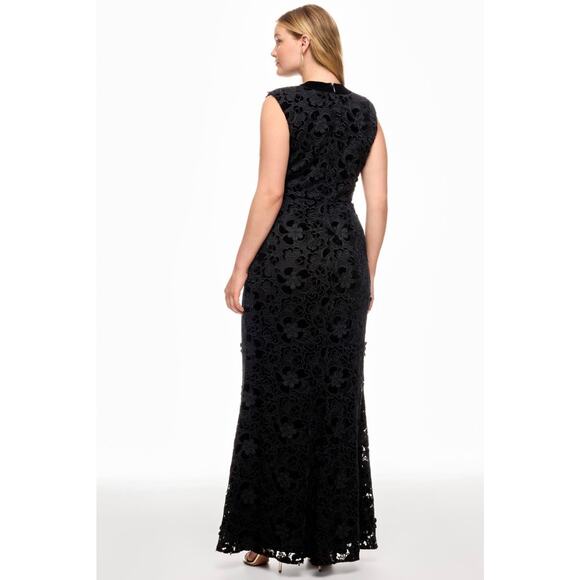 Badgley Mischka
Velvet Lace V-Neck Gown 💘 - Picture 2 of 10